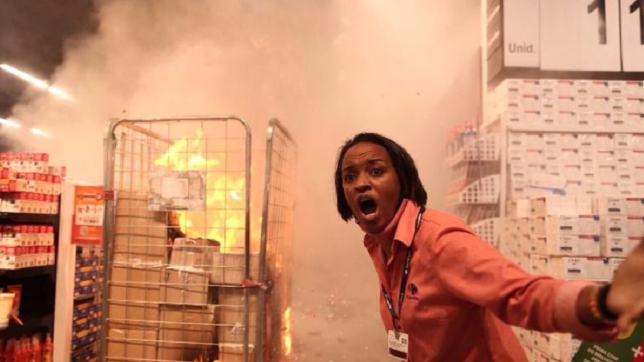 Los manifestantes en Brasil furiosos por la muerte de João Alberto Silveira Freitas a manos de dos guardias de vigilancia.