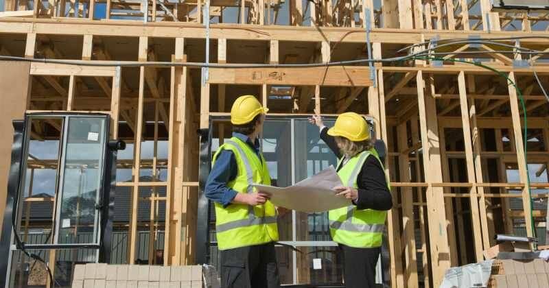 Ingeniero civil: En sí, es una de las carreras que mejor futuro puede llegar a tener tanto por oportunidades de empleo como por incrementos de salario. Aquellos que cuentan con una maestría en esta área pueden reducir en 0,9% la tasa de desempleo y, en cuanto a su salario, el título hace que puedan llegar a ganar US$13.000 más al año. Con esto, podrían llegar a pagar la deuda del posgrado en ocho años (si se hace en una universidad del extranjero). Aquel que tenga una maestría, puede hacer un salario anual de US$102.000.