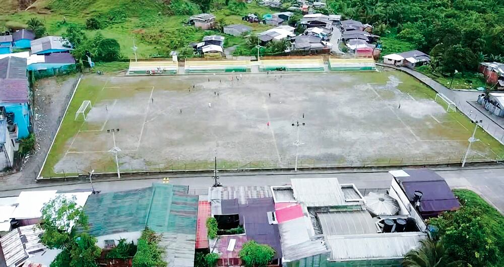 Así está hoy la cancha de Nóvita que el Gobierno nacional prometió intervenir y mejorar a principios de 2024. 