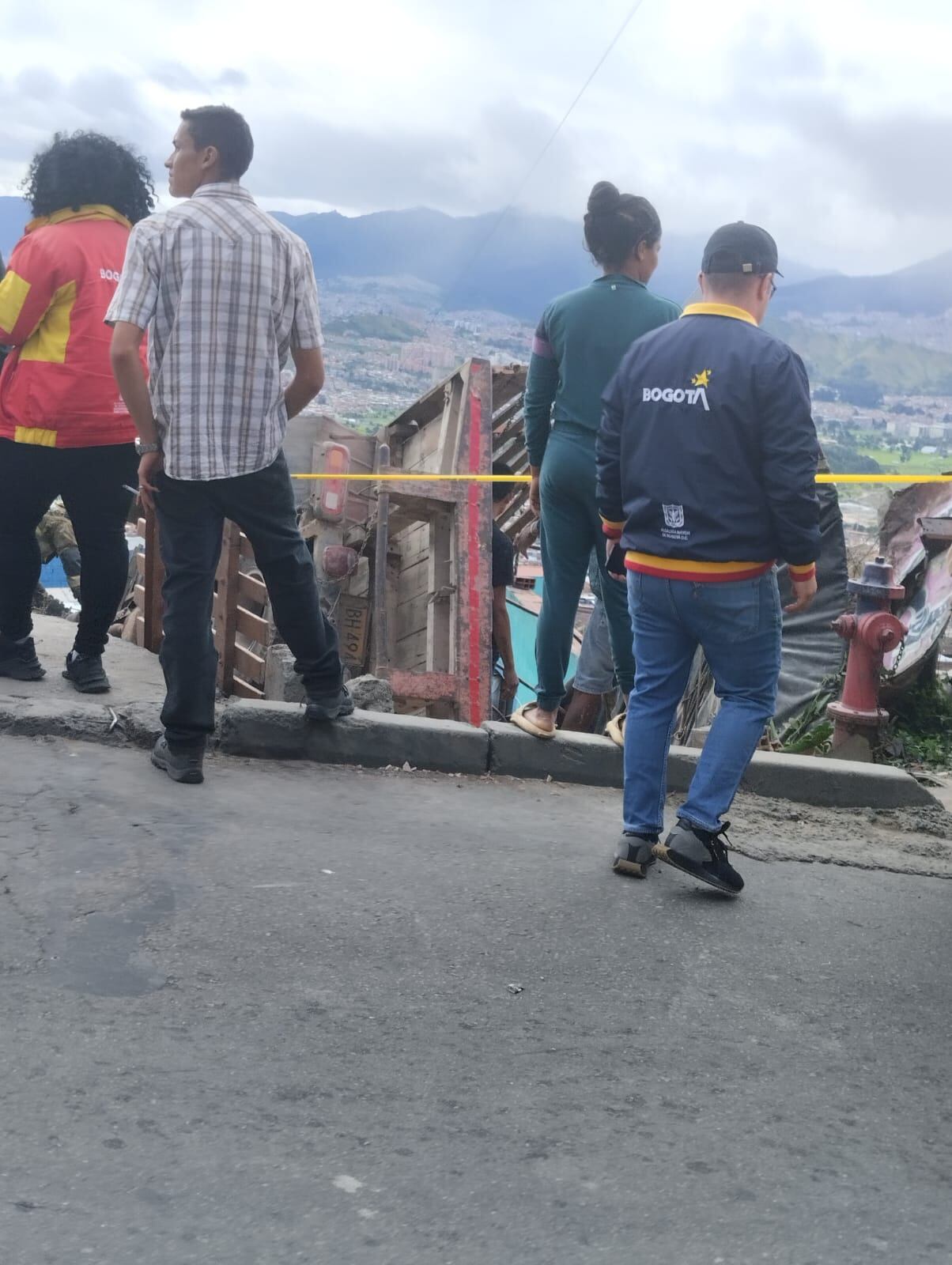 Un camión se volvió en Ciudad Bolívar y terminó contra una casa.