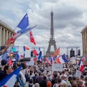 Miles de manifestantes se reúnen en la Place Trocadero cerca de la Torre Eiffel para asistir a una manifestación en París, Francia contra el pase COVID-19 que otorga a las personas vacunadas una mayor facilidad de acceso a los lugares. (Foto AP / Rafael Yaghobzadeh)