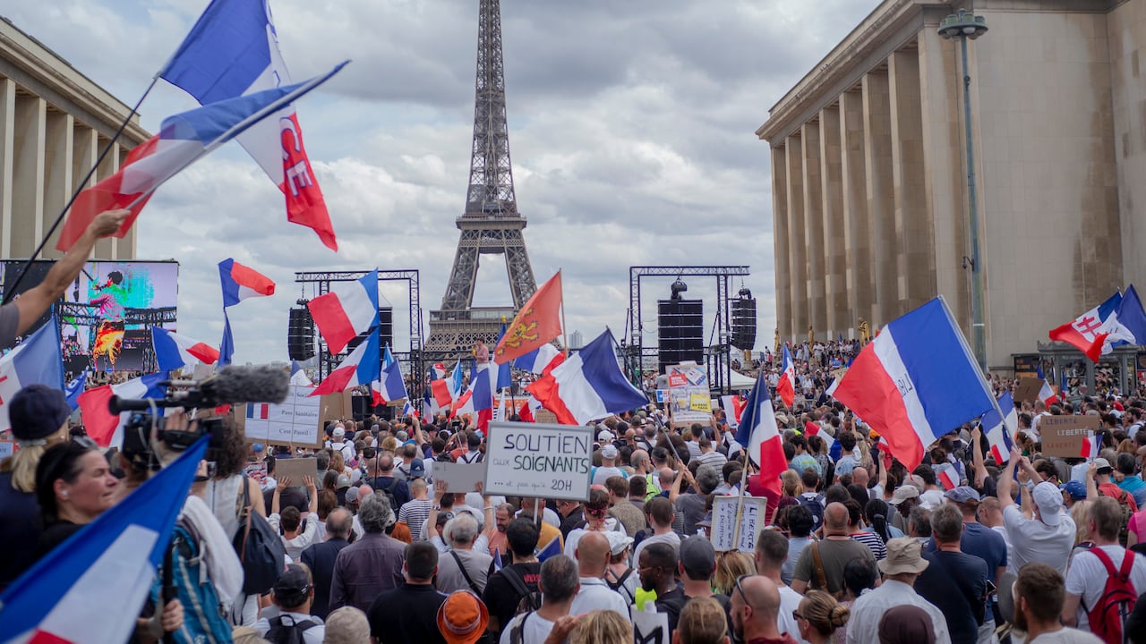 Miles de manifestantes se reúnen en la Place Trocadero cerca de la Torre Eiffel para asistir a una manifestación en París, Francia contra el pase COVID-19 que otorga a las personas vacunadas una mayor facilidad de acceso a los lugares. (Foto AP / Rafael Yaghobzadeh)
