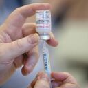 Luego del caso en Palmira, las autoridades recordaron la importancia de la vacunación contra la covid-19. Imagen de referencia, no corresponde al hecho en mención. Foto: (Leon Neal, Pool via AP)