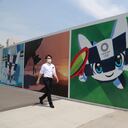 Un hombre camina frente a murales que promueven los Juegos Olímpicos, que están programados a iniciar en julio de 2021, el lunes 24 de mayo de 2021, en Tokio. (AP Foto/Koji Sasahara)