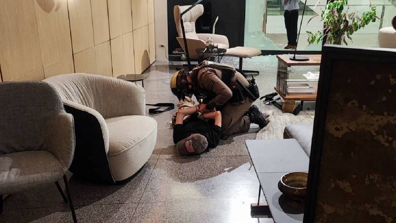 Un presunto pistolero es detenido tras disparos en el lujoso centro comercial Siam Paragon, en Bangkok, Tailandia. Reuters / Asociación de trabajadores de rescate tailandeses/Follet