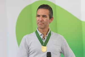 David Vélez, fundador de Nubank, fue condecorado por el gobernador de Antioquia. Foto: Gobernación de Antioquia.