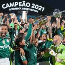 Los jugadores de Palmeiras alzan al trofeo de campeones de la Copa Libertadores tras vencer 2-1 a Flamengo en la final