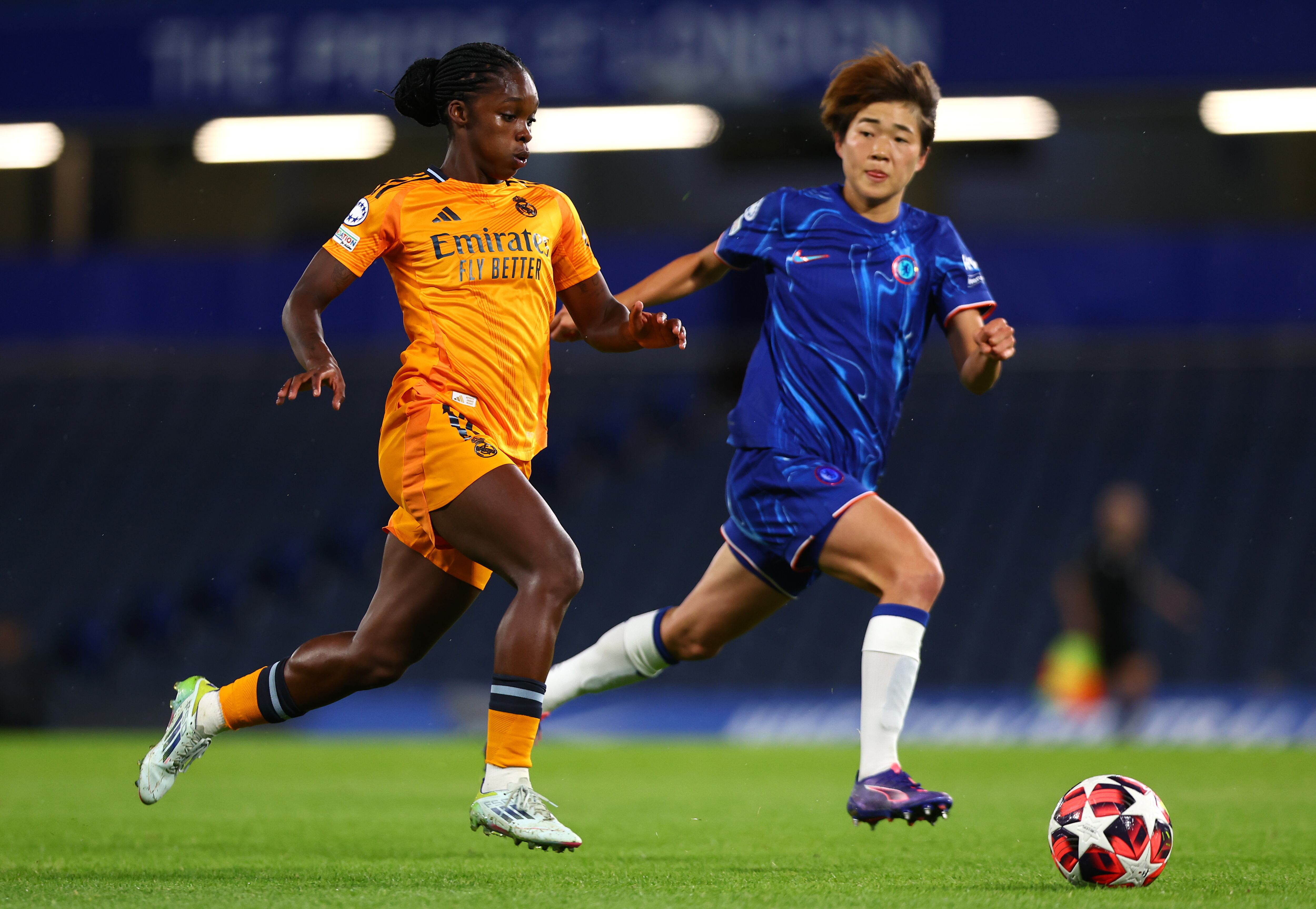 Linda Caicedo en el primer partido que Chelsea y Real Madrid jugaron por fase de grupos. Fue victoria del cuadro inglés por 3-0, Mayra marcó para los blues y Caicedo para los blancos.