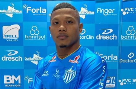 Anderson Tanque, jugador del Novo Hamburgo, dedicó el gol a su padre recién fallecido.
