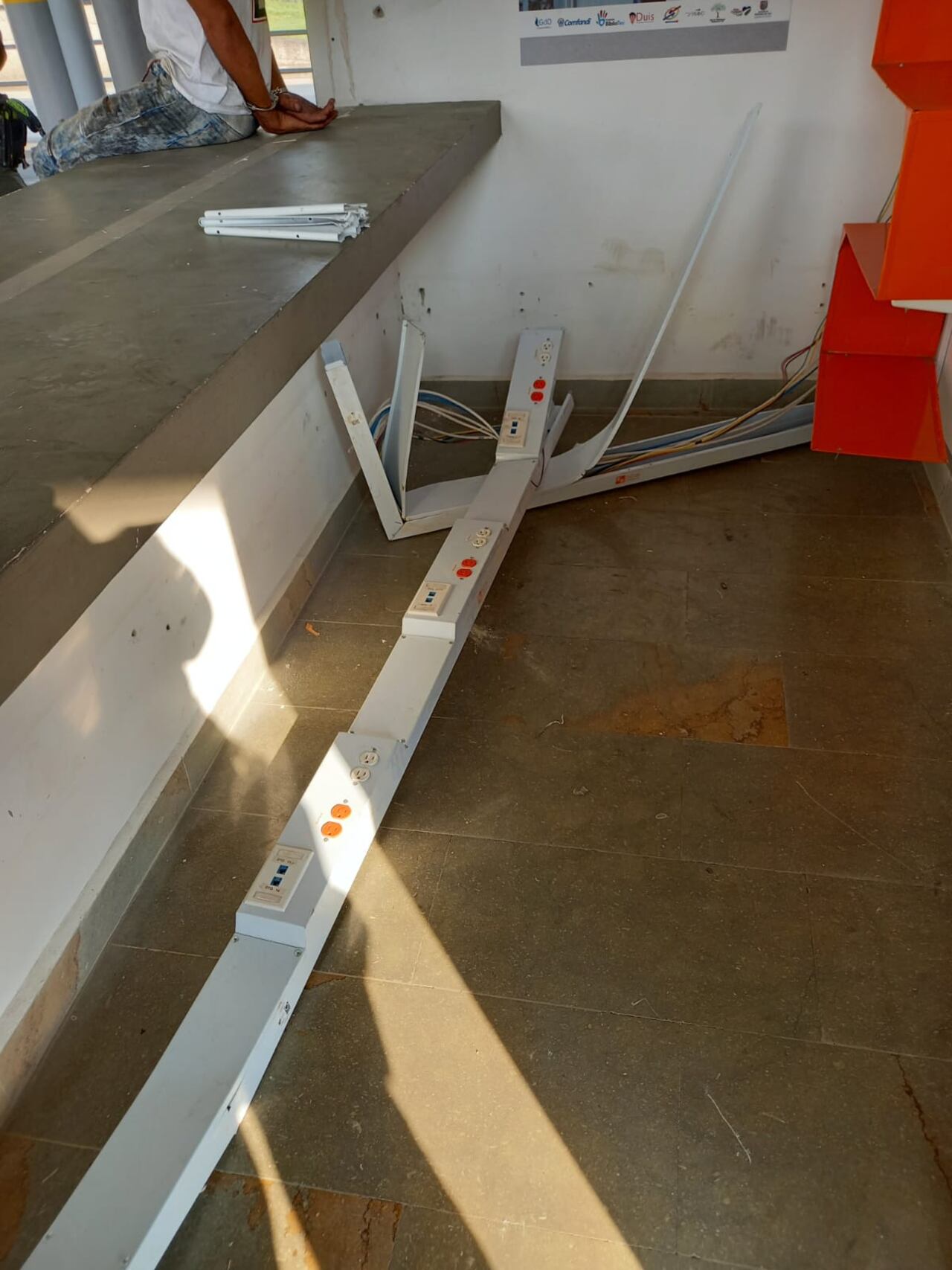 Vuelve y juega, el BiblioMIO de la Terminal Paso del Comercio de Cali lo volvieron a vandalizar; hay un capturado.