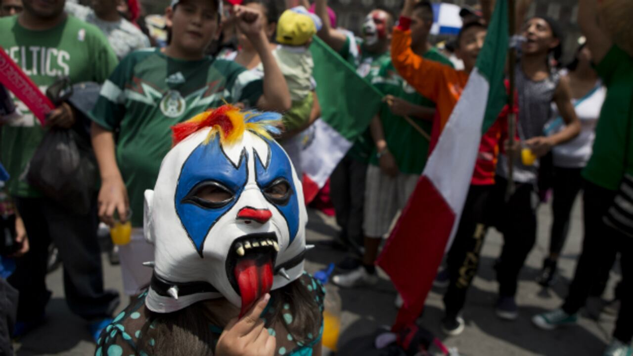 Algunos hinchas mexicanos harían proferido insultos racistas contra los jugadores de Camerún y Brasil, según la investigación de la FIFA.