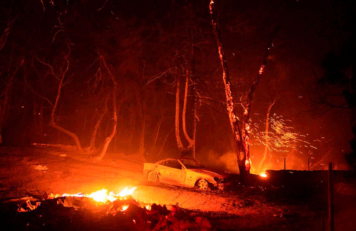 Un vehículo quemado se ve en el incendio del lago Hughes en el Bosque Nacional Ángeles, al norte de Santa Clarita, California. Foto: Ringo H.W. Chiu / AP 
