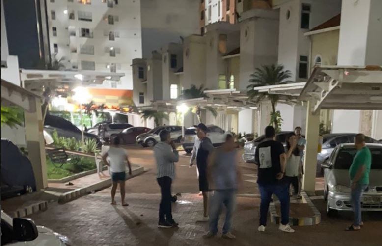 Momentos de pánico se vivieron en un conjunto residencial en Barranquilla por una balacera que dejó una persona muerta y otra herida.