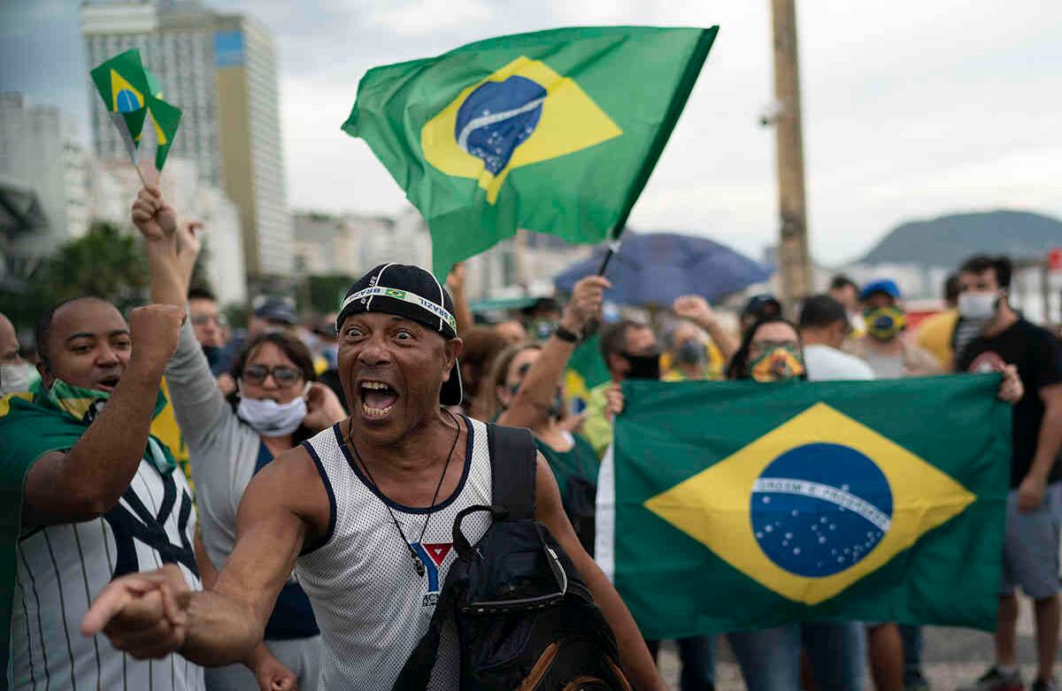 Un manifestante grita consignas durante una protesta en apoyo del presidente de Brasil, Jair Bolsonaro, en la playa de Copacabana en Río de Janeiro, Brasil, el domingo 7 de junio de 2020. Foto:  AP / Leo Correa.