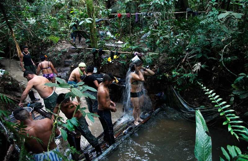 El baño suele ser en las tardes, en un pozo de agua fresca que sale de  la montaña en el que también se lava la ropa. Es uno de los pocos momentos en los que los guerrilleros dejan a un lado, pero siempre a la vista, el fusil.  