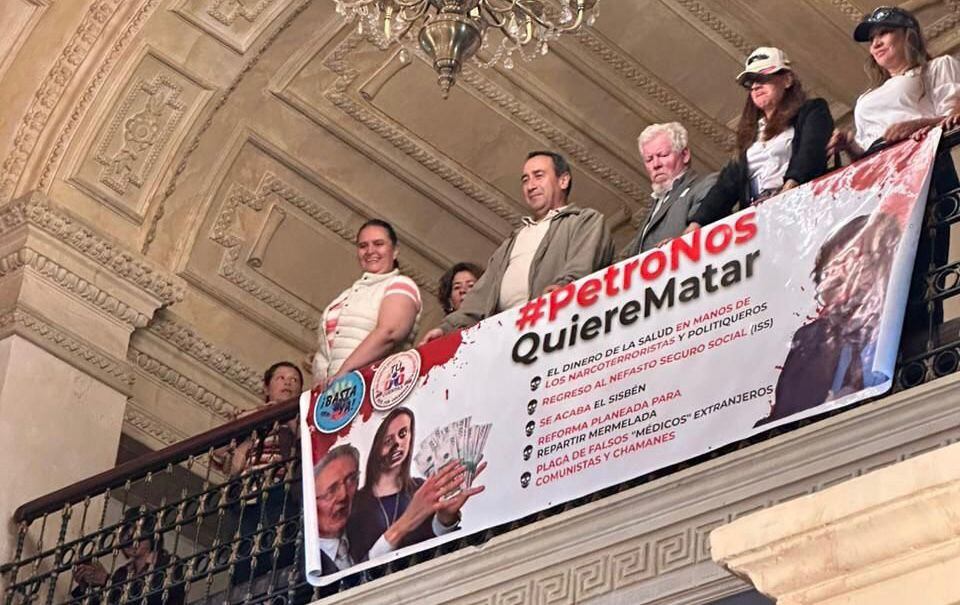 Los manifestantes pusieron la valla en el salón donde sesiona la plenaria de la Cámara de Representantes.