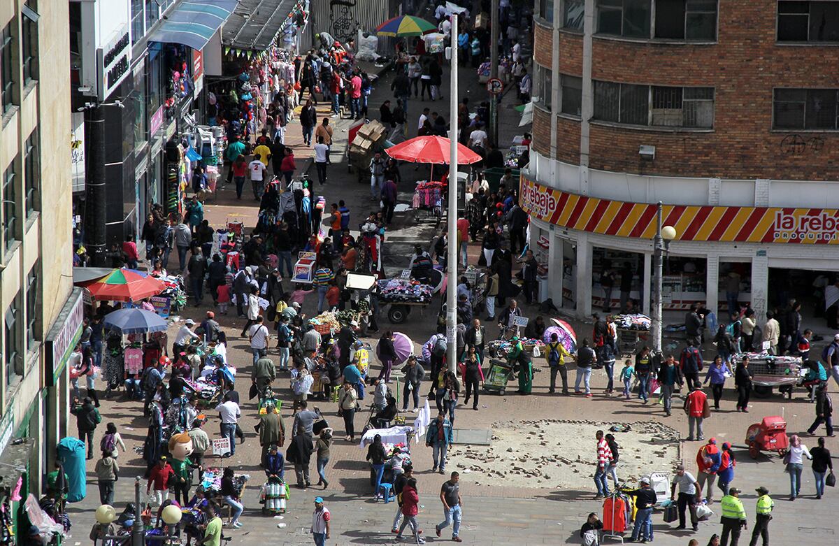 Los huecos y los vendedores ambulantes son el nuevo paisaje de la plazoleta.