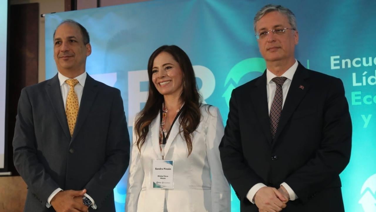 Alex Saer, CEO Cercarbono, Sandra Pinzón, CEO y Fundadora Global Zero Waste y Emir Salim Yüksel, Embajador de Turquía en Colombia.