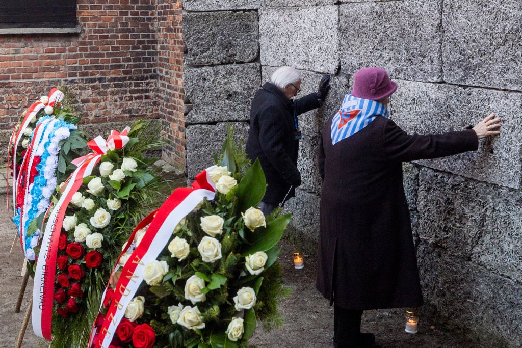 Sobrevivientes del Holocausto toman parte en la conmemoración de los 80 años de la liberación del mayor campo de concentración en Polonia, el 27 de enero.