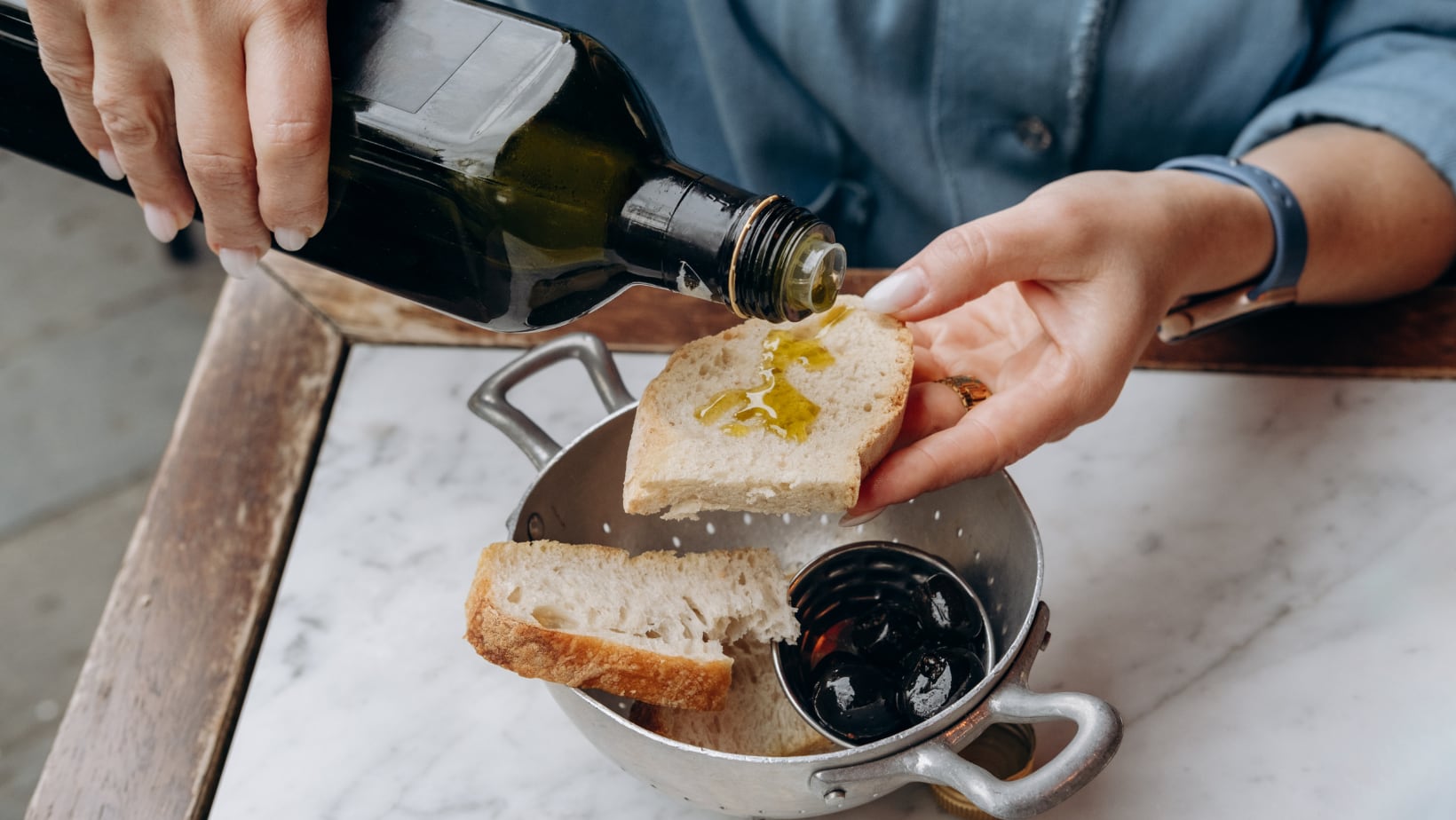 Expertos comparten los beneficios de consumir aceite de oliva.