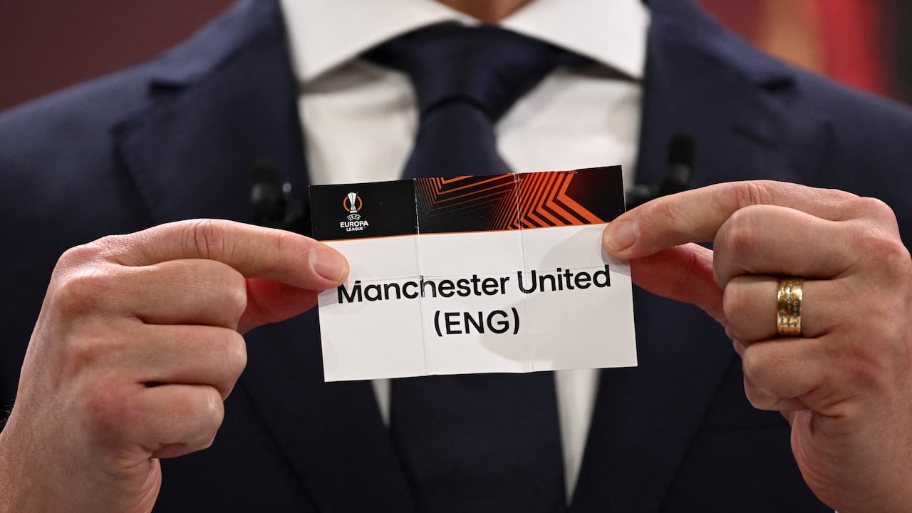 Europa League ambassador Hungarian former footballer Zoltan Gera shows the paper slip of Manchester United during the draw for the round of 16 of the 2022-2023 UEFA Europa League football tournament in Nyon on November 7, 2022. (Photo by Fabrice COFFRINI / AFP)