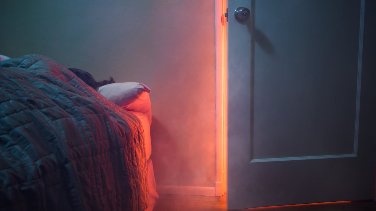 Persona durmiendo con la puerta abierta