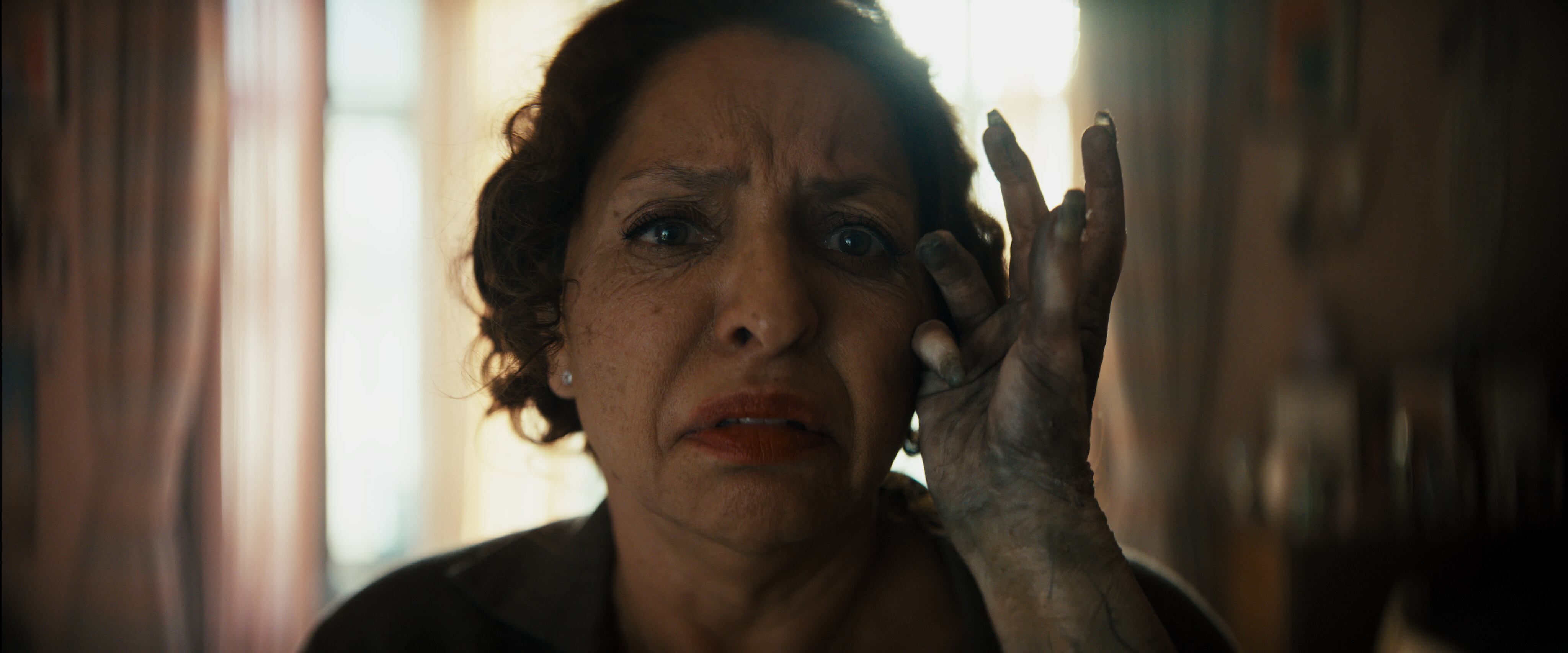 La mexicana Verónica Falcón, una de las actrices más prestigiosas de México, y coreógrafa, le da un alma genuina y rezos en español que a muchos harán sentir en casa.