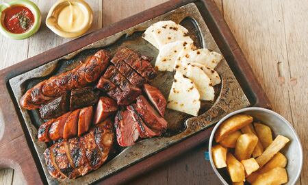 Picada rumbera con casquitos de papa 