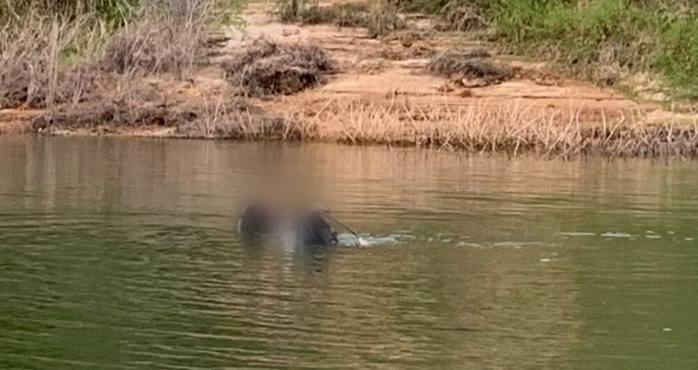 Tareas de inmersión para recuperar el cadáver de la víctima en el embalse de Guatapé.