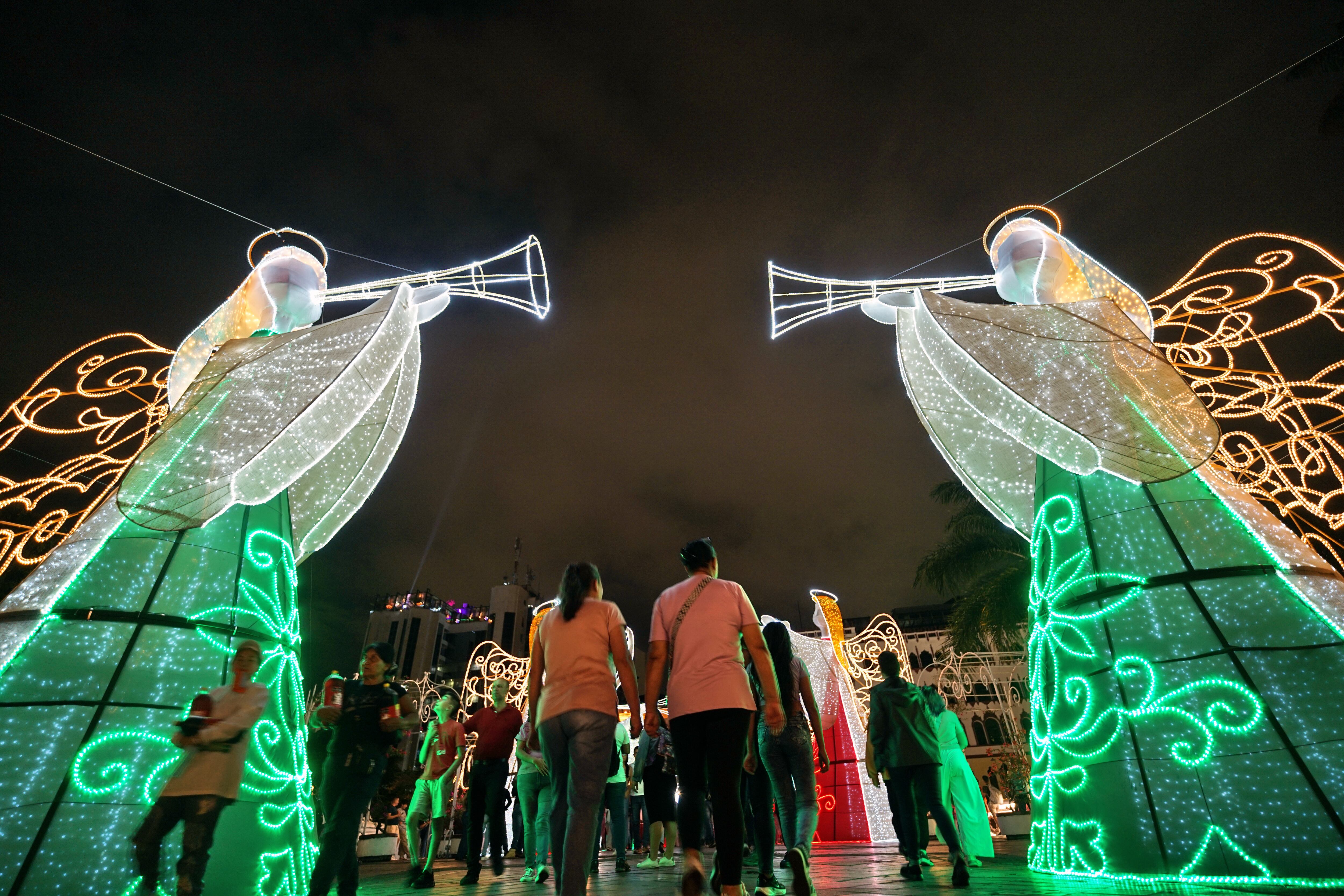 Así se vivió la inauguración del alumbrado navideño 2024 en Cali. La magia de esta época llegó a la sucursal del cielo con la temática ‘Cali le canta a la Navidad’. Foto Jorge Orozco / El País.
