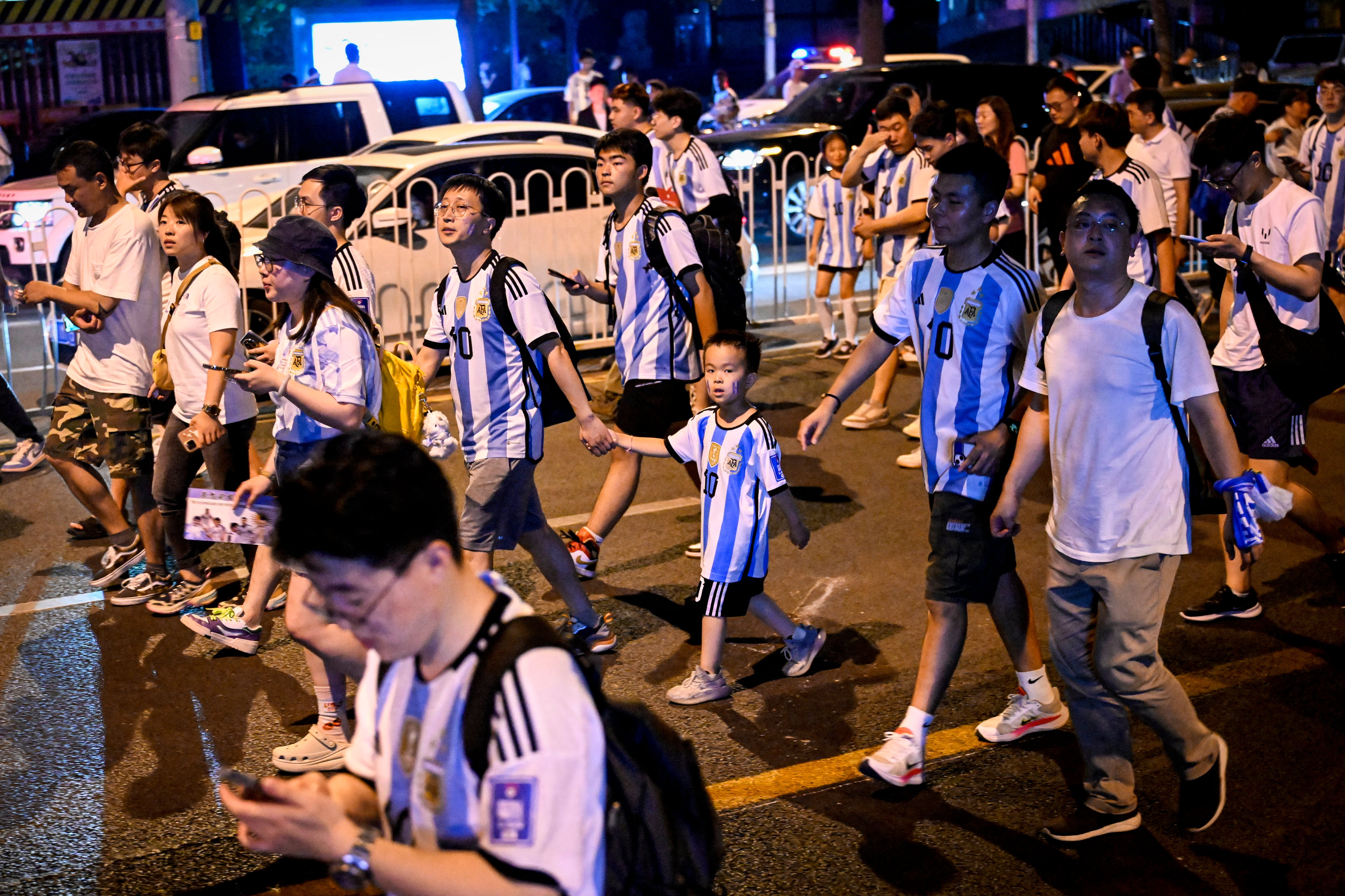Los hinchas chinos recibieron con toda la pasión a la Selección Argentina. (Photo by Jade Gao / AFP)