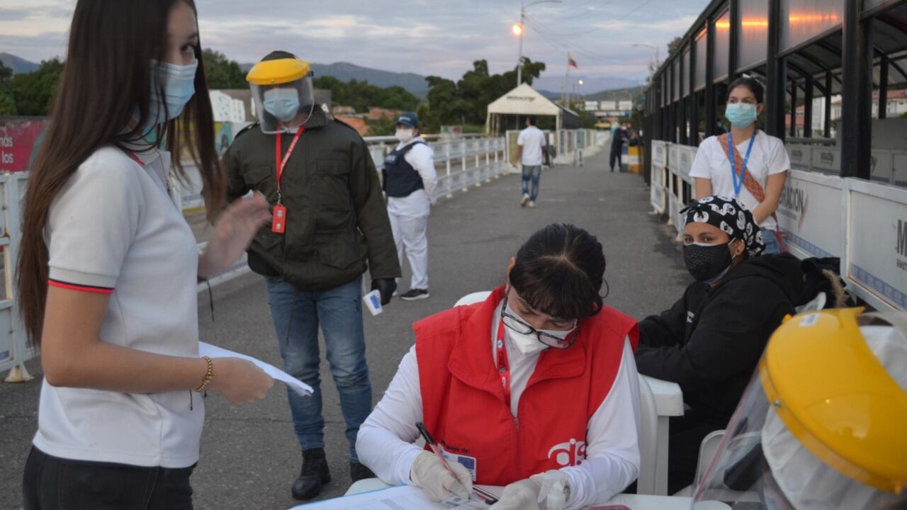 Presentándose una hora antes de la prueba en los pasos fronterizos, los estudiantes venezolanos debían pasar los controles de Migración Colombia para luego trasladarse al lugar donde realizarían el examen.