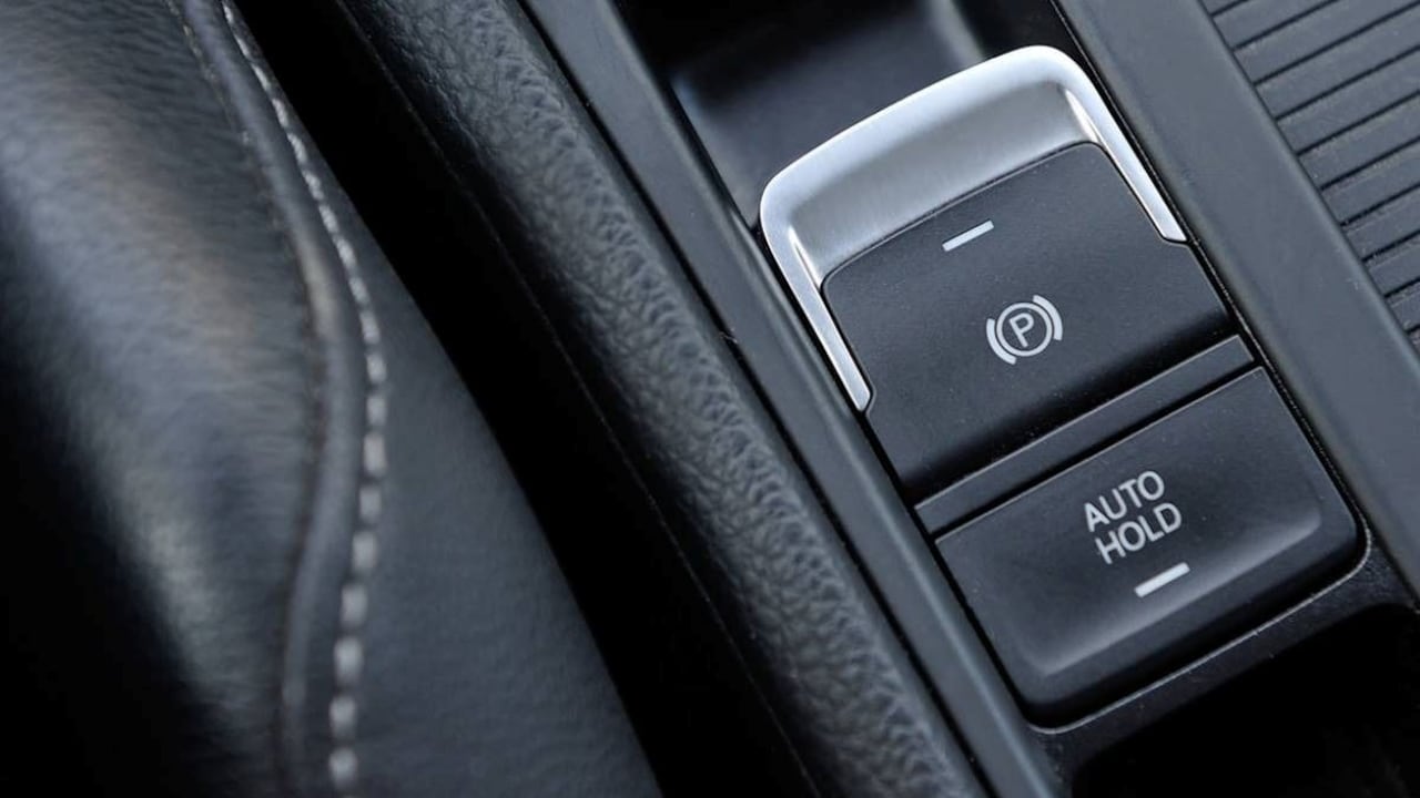 ¿Qué significa el botón ‘O/D Off’ o ‘Hold’ en un carro automático y cuándo activarlo?
