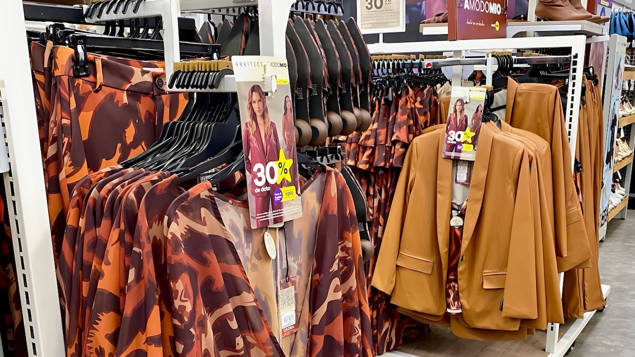 El 93,91 % de las prendas de marca propia se confeccionan en Colombia, y el 75 % de la fuerza laboral está compuesta por mujeres.