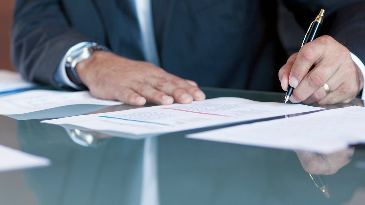 Para algunos trabajos, se necesita la tarjeta profesional para ejercer.