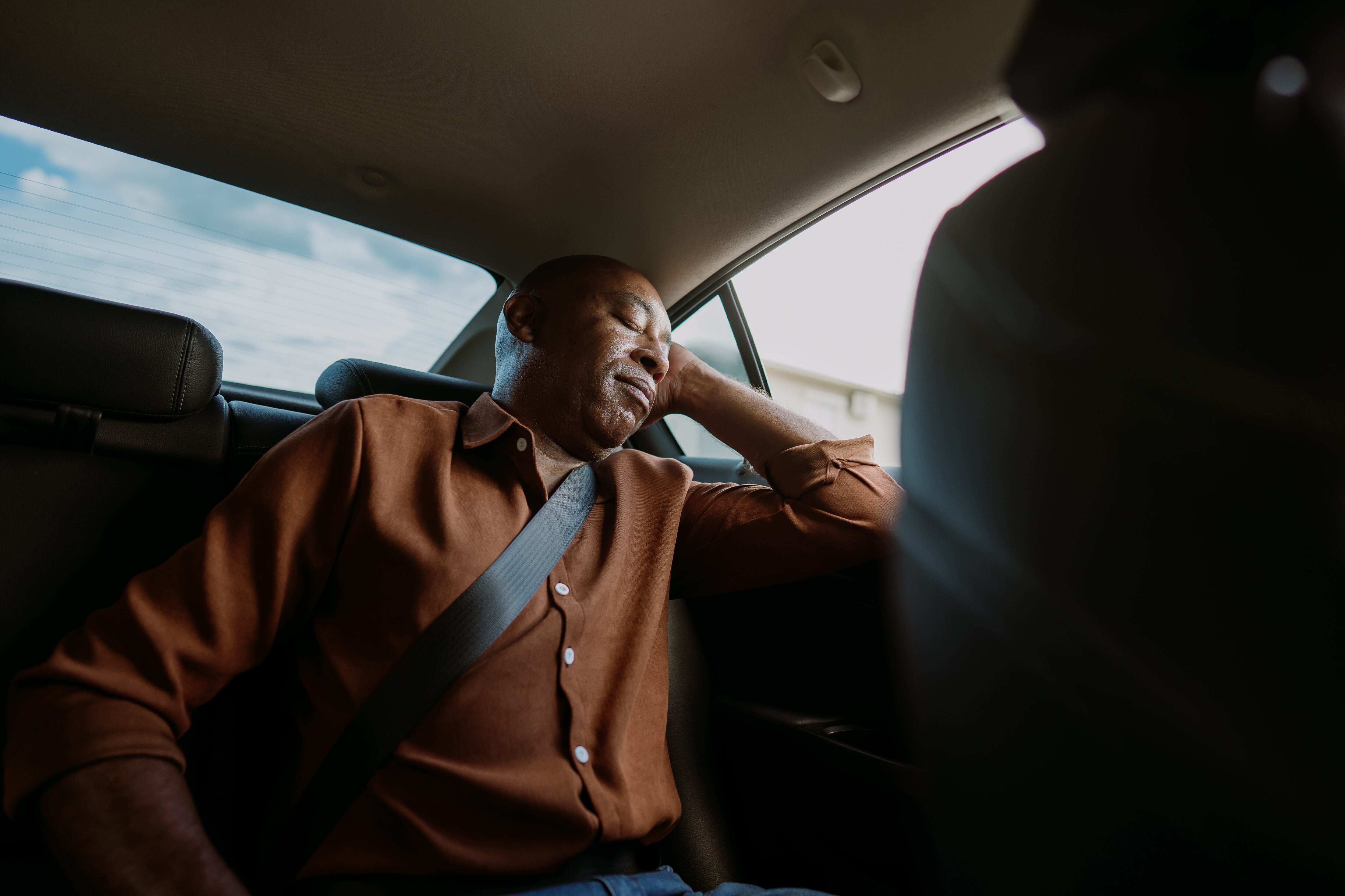 Dormir en un carro no es una solución sostenible ni cómoda para descansar.