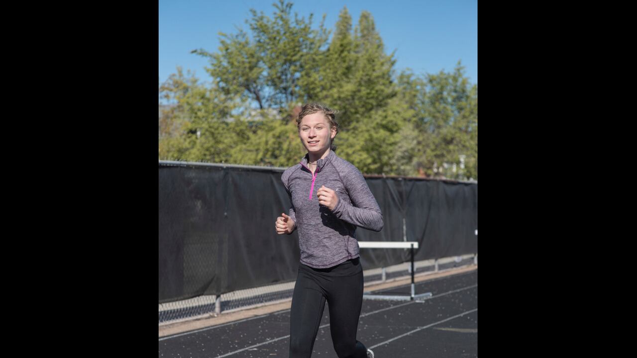 La demandante en el caso histórico es Lindsay Hecox, una estudiante y deportista transgénero a quien la ley le prohíbe competir en el equipo de atletismo femenino de su universidad.