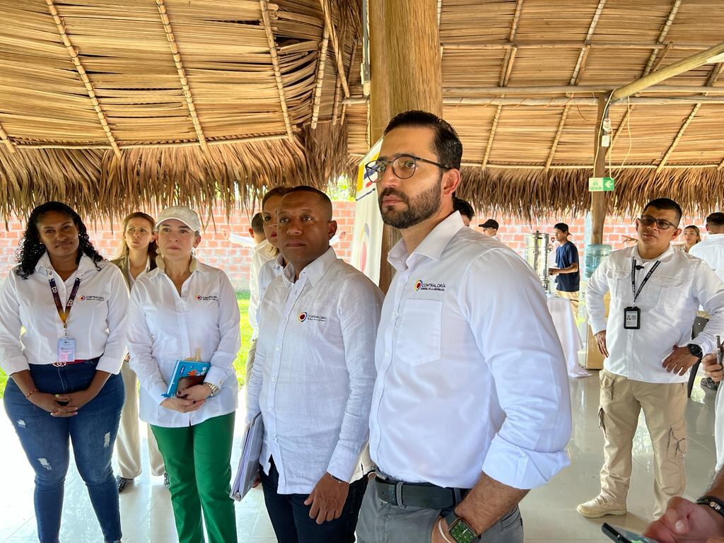 Carlos Mario Zuluaga, vicecontralor en funciones de contralor general, entregando las cifras de 'elefantes blancos'