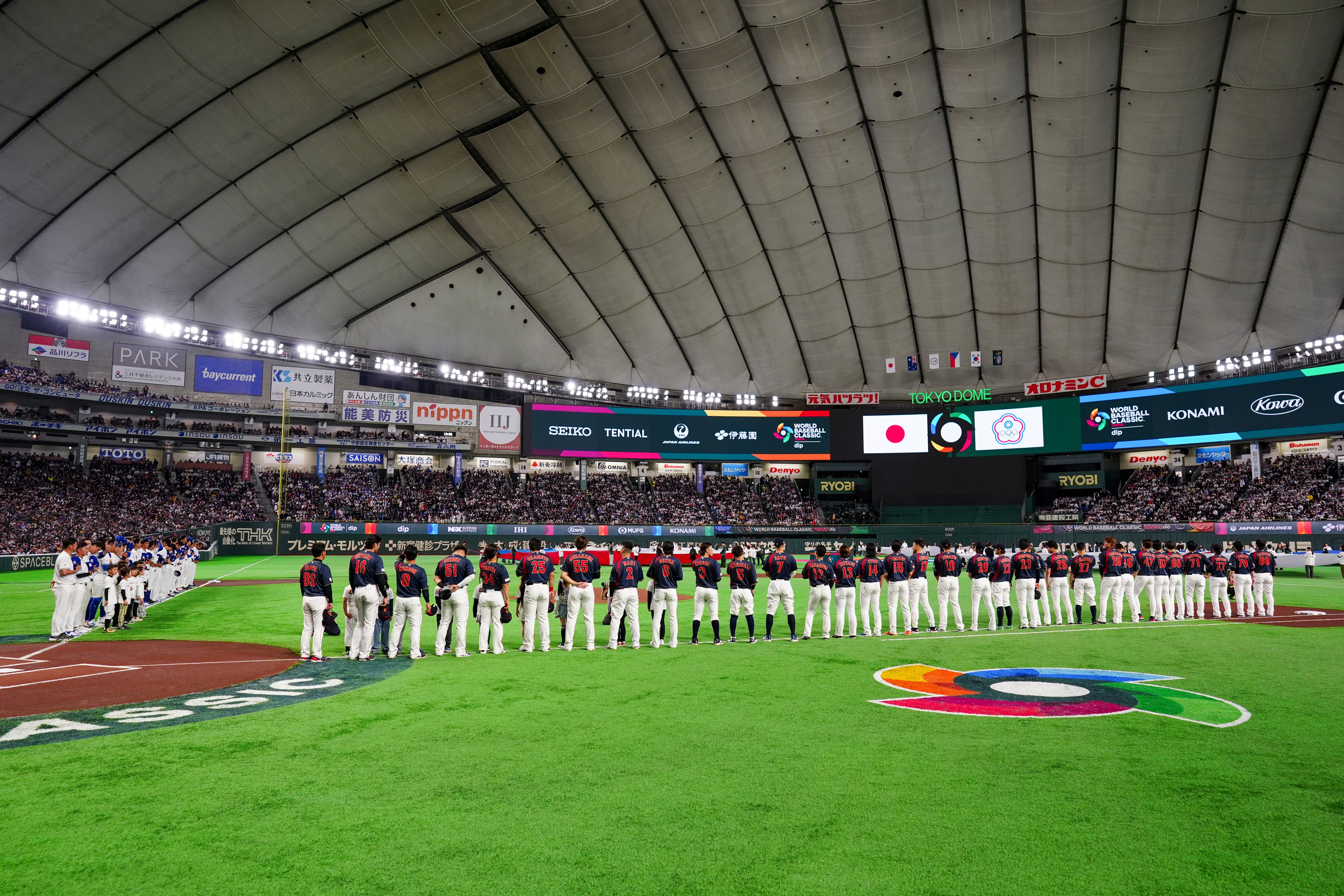 Panorámica del Clásico Mundial de Béisbol y uno de sus primeros partidos