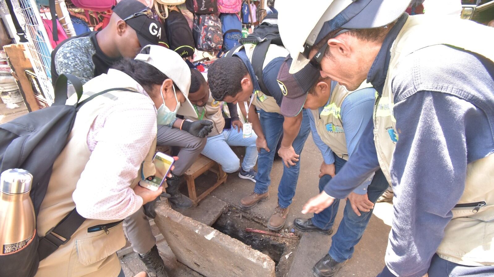 Vertimientos ilegales que realizan a los drenajes pluviales del Mercado de Bazurto