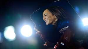 Los partidarios llegan ante la candidata presidencial demócrata, la vicepresidenta Kamala Harris, en un mitin de campaña en el estadio James R. Hallford, en Clarkston, Georgia el jueves 24 de octubre de 2024,