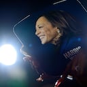 Los partidarios llegan ante la candidata presidencial demócrata, la vicepresidenta Kamala Harris, en un mitin de campaña en el estadio James R. Hallford, en Clarkston, Georgia el jueves 24 de octubre de 2024,