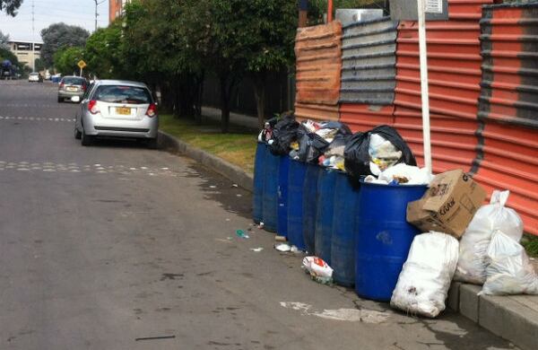 Como era día de recolección los bogotanos sacaron las basura. 