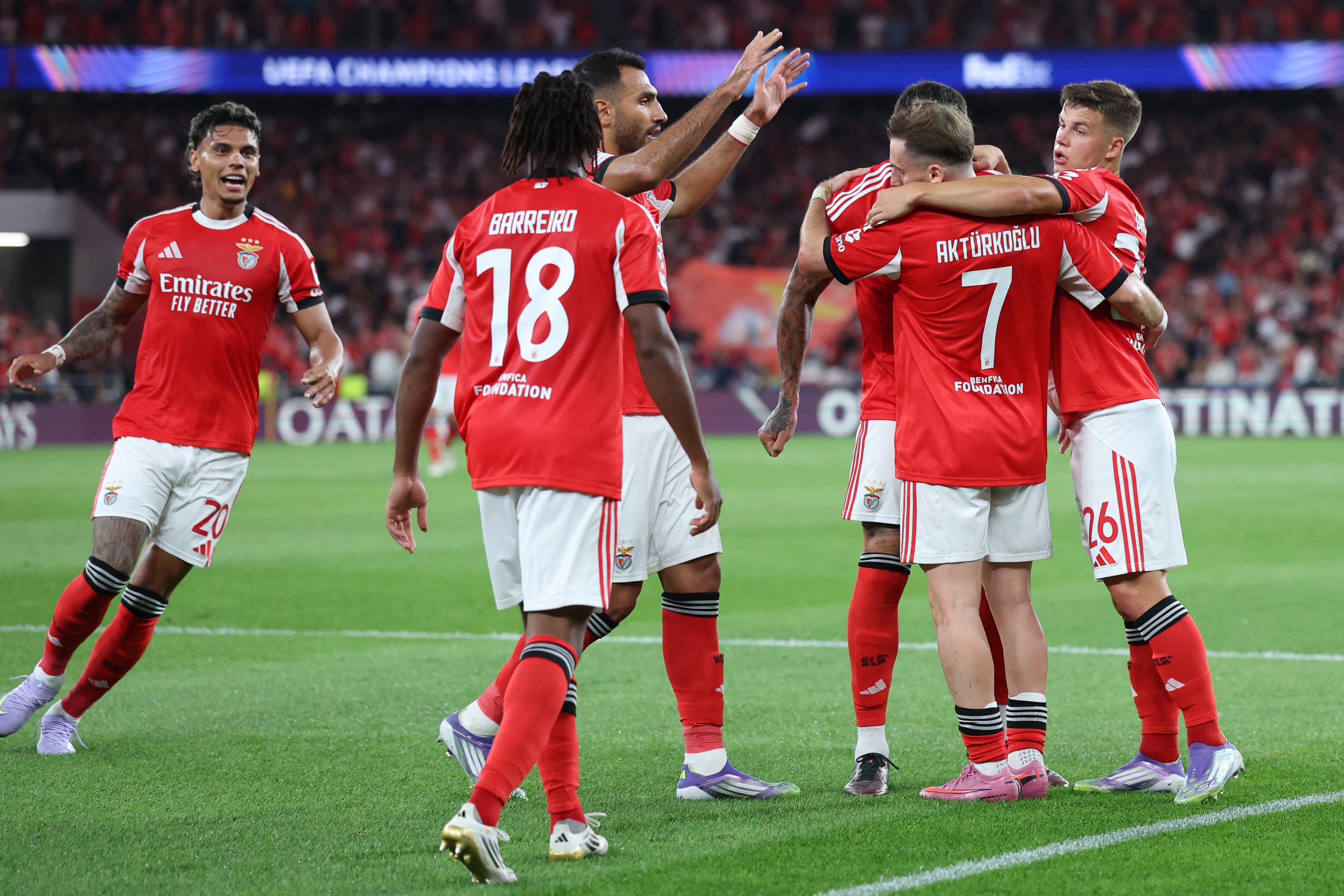 El delantero turco #07 del Benfica, Muhammed Kerem Akturkoglu, celebra el primer gol del partido de vuelta de los playoffs de la UEFA Champions League entre el SL Benfica y el Fenerbahçe en el estadio de la Luz en Lisboa el 27 de agosto de 2025. (Foto de PATRICIA DE MELO MOREIRA / AFP)