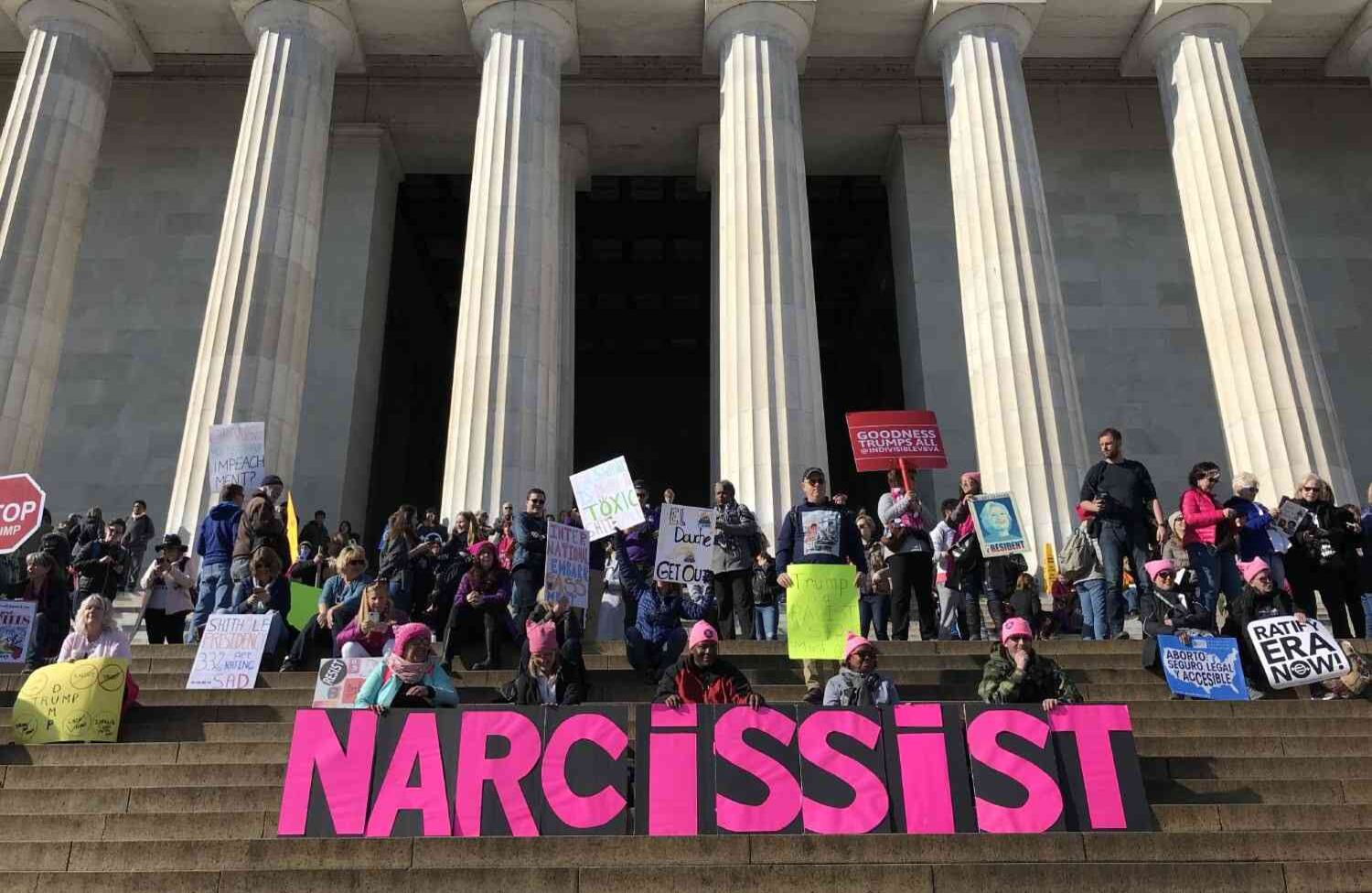 los manifestantes se reúnen cerca de Lincoln Memorial Reflecting Pool y Washington Monument durante la Marcha de Mujeres en Washington, Estados Unidos, el 20 de enero de 2018. Miles de personas asistieron a la marcha que un tiempo después se convirtió en un anti-Trump protesta. (Yasin Demirci - Agencia Anadolu).
