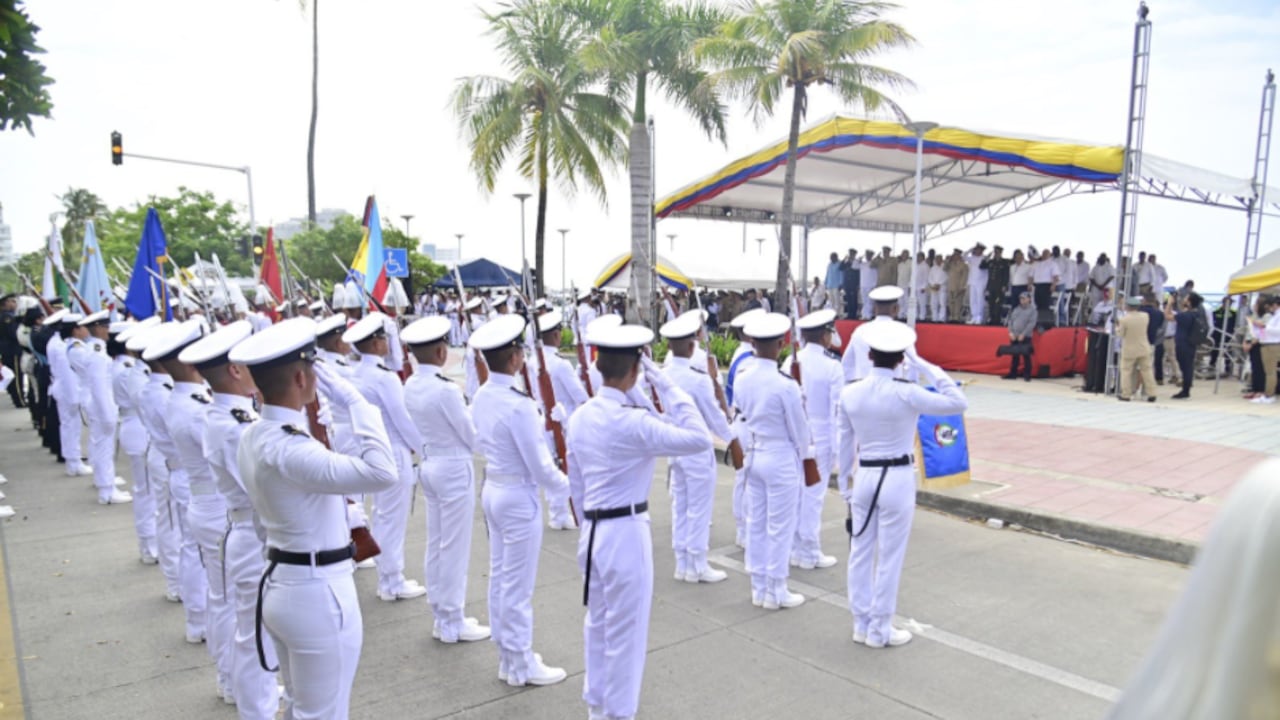 Los isleños acuden al desfile militar conmemorando el grito de independencia.