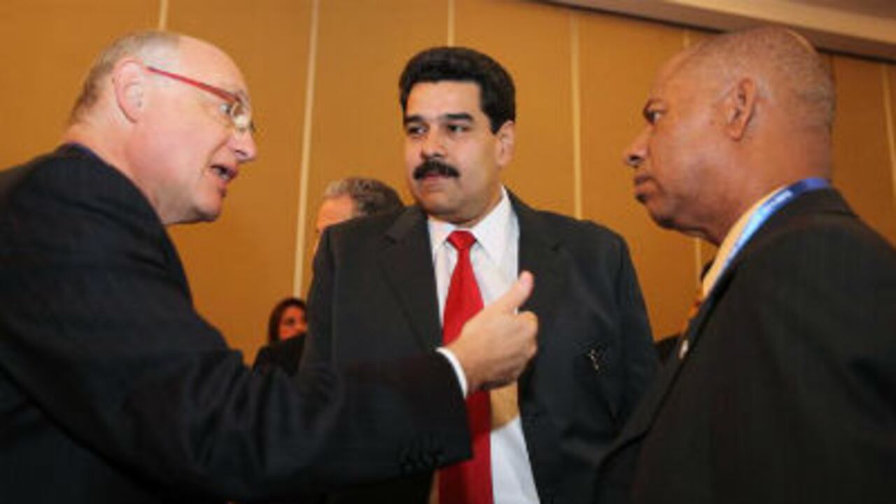 Los ministros de relaciones exteriores de Argentina, Héctor Timerman (i); de Surinam, Winston Lackin (d) y de Venezuela, Nicolás Maduro (c), participan el sábado en la Reunión Ordinaria de Cancilleres de la Unión de Naciones Suramericanas (Unasur), que se celebra en Asunción (Paraguay).
