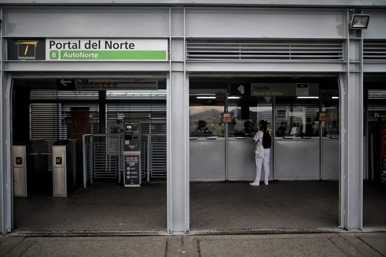 Trasmilenio portal norte, buses llenos, gente esperando bus en cuarentena estricta