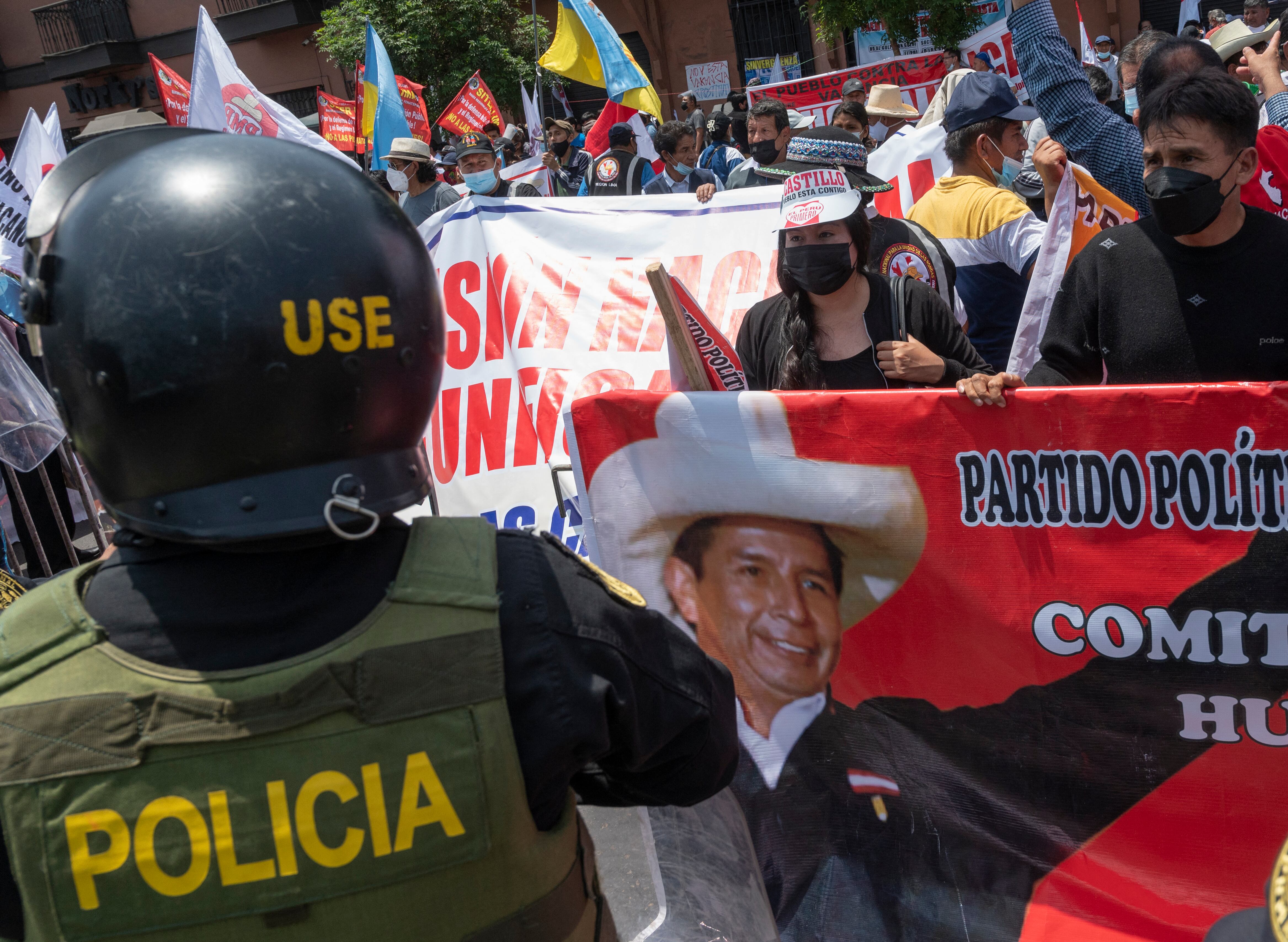 La gente se manifiesta en apoyo del presidente peruano Pedro Castillo frente al Congreso en Lima, mientras el parlamento de mayoría opositora de Perú vota si se lleva a cabo o no un juicio político para el líder izquierdista, el 7 de diciembre de 2021. - El intento de destituir a Castillo por " la incapacidad moral "fue traída por tres partidos de derecha, entre ellos el de su rival Keiko Fujimori, a quien derrotó en las elecciones de junio. La acusación de "incapacidad moral" es la misma dirigida a dos presidentes anteriores: Pedro Pablo Kuczynski, quien renunció en marzo de 2018 antes de su probable juicio político, y su sucesor Martín Vizcarra, votado por el Congreso en noviembre de 2020 (Foto de Cris BOURONCLE / AFP)