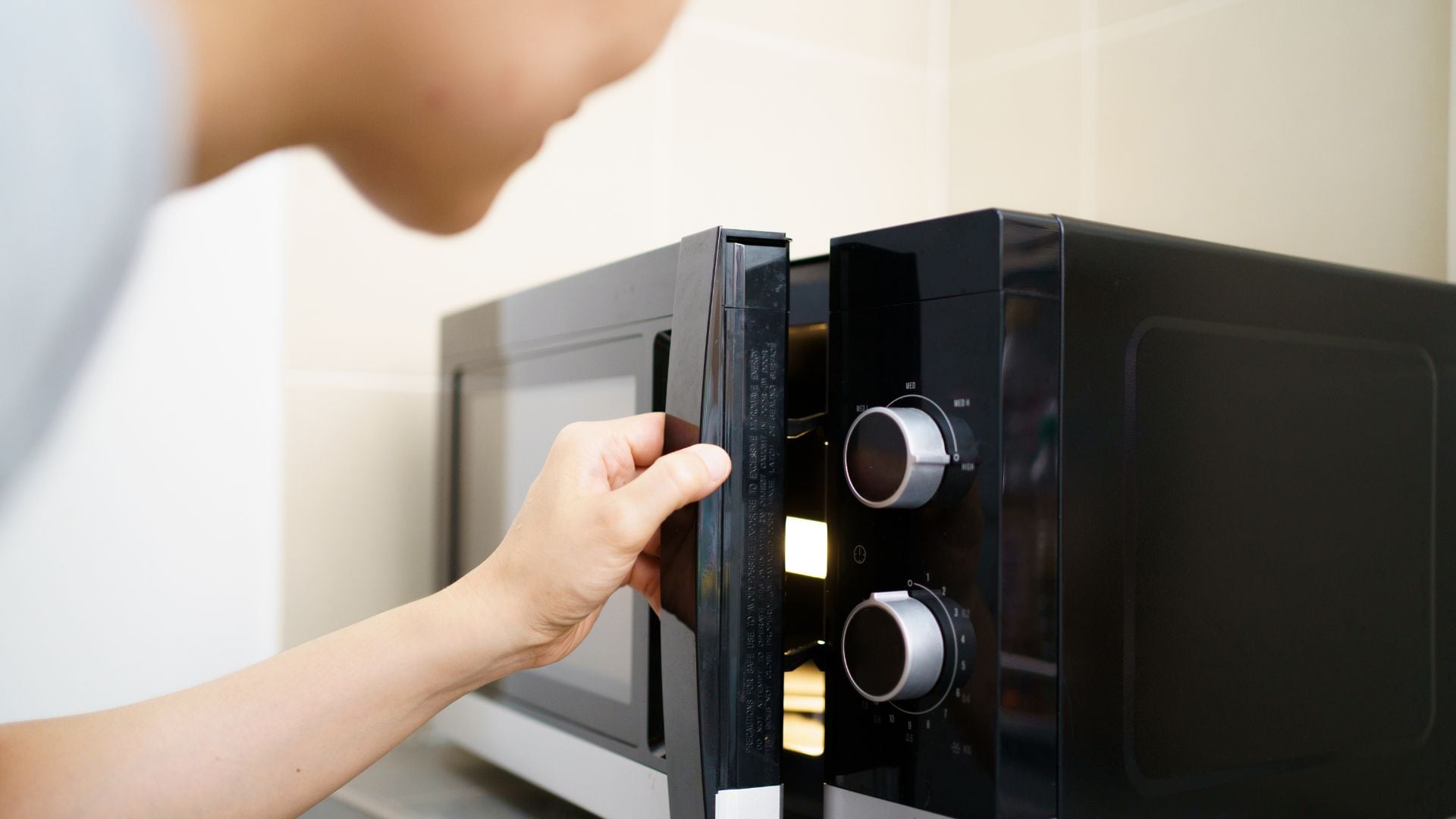 El microondas y horno de convención combinan tecnologías avanzadas.